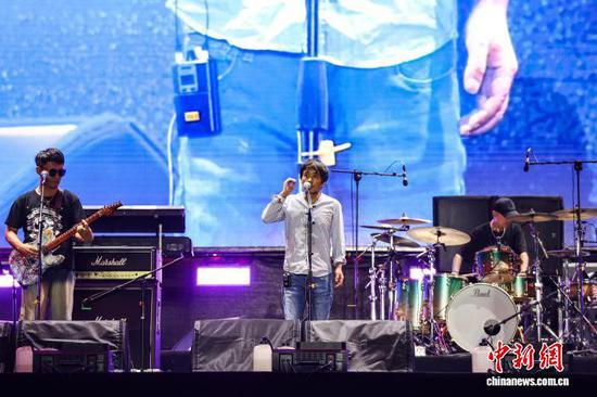 图为中国摇滚歌手张楚(中)在演出。中新社记者 瞿宏伦 摄