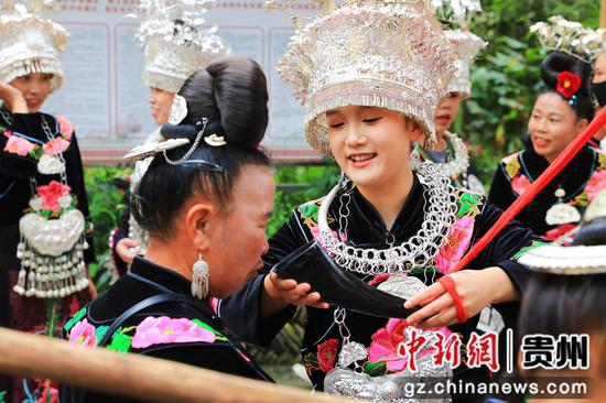 2025年昂英开鱼节“拦门酒”活动现场。钟成炫 摄