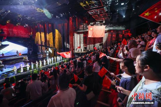 10月3日，观众在观看《伟大转折》剧目。瞿宏伦 摄