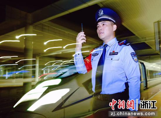 图为:国庆中秋双节期间,夜晚23:58最后一趟临客车安全开出湖州车站。中新社发 贺瑞明 摄