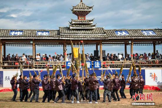 图为苗族同胞在斗牛塘吹奏芦笙。吴德军 摄