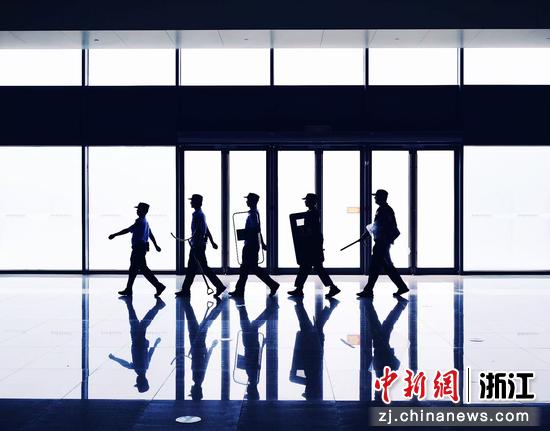 图为:铁路民警加大巡视密度,确保旅客出行安全。中新社发 贺瑞明 摄