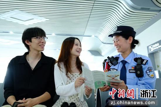 图为:国庆中秋期间,民警在候车室开展法治宣传,并热情为旅客答疑解惑。中新社发 贺瑞明 摄