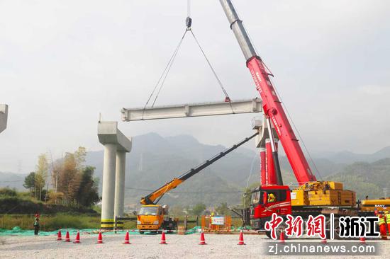 义龙庆丽水段项目梁板架设现场。浙高建公司 供图 义龙庆丽水段项目梁板架设现场。浙高建公司 供图