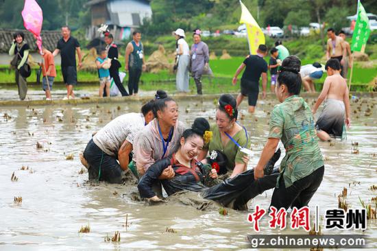 2025年昂英开鱼节“徒手抓鱼”活动现场 。杨菊梅 摄