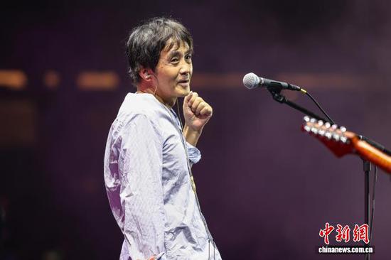 图为中国摇滚歌手张楚在演出。中新社记者 瞿宏伦 摄