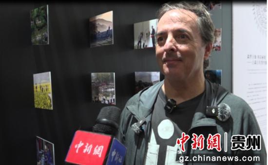 图为希腊摄影师乔治·多帕斯接受采访中。 图为希腊摄影师乔治·多帕斯接受采访中。