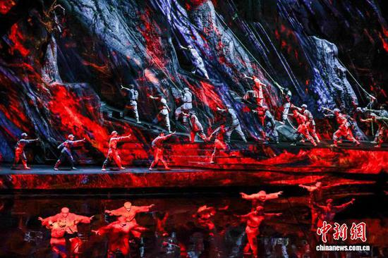 10月3日，《伟大转折》剧目演出现场。瞿宏伦 摄