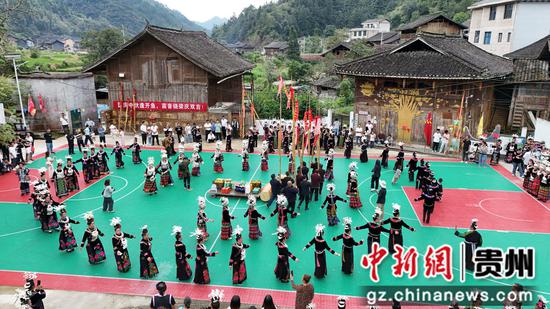 2025年昂英开鱼节“芦笙舞”展示活动全景。姜泽光 摄