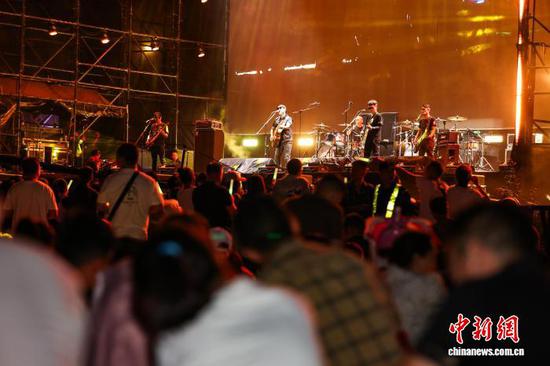 图为歌手杨坚(左二)和乐队在演出。中新社记者 瞿宏伦 摄