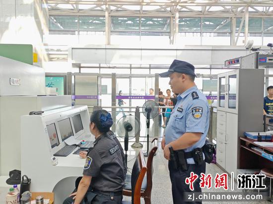 温州南站派出所民警现场督导行李安检。 金博凯 供图 温州南站派出所民警现场督导行李安检。 金博凯 供图
