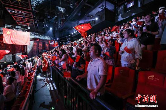 10月3日，观众在观看《伟大转折》剧目。瞿宏伦 摄