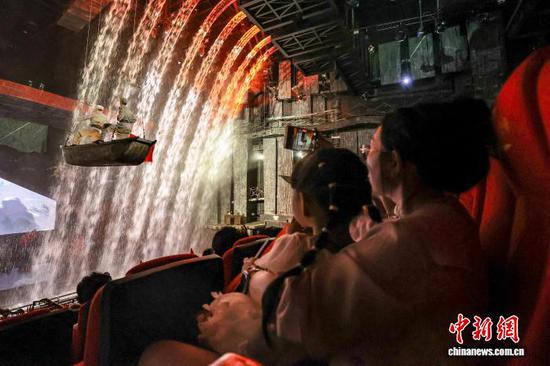 10月3日，观众在观看《伟大转折》剧目。瞿宏伦 摄