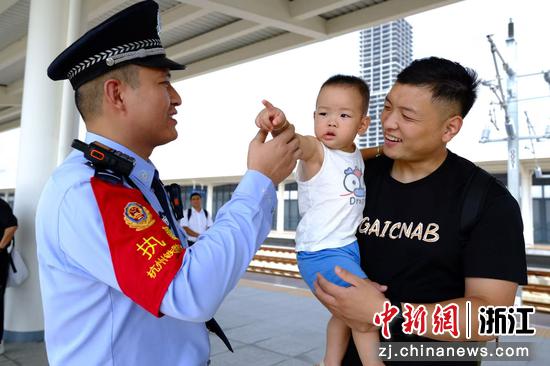 图为:国庆中秋双节期间,民警不间断对站台进行巡查,用心服务旅客,守护着每一位旅客的平安,让“枫桥经验”在湖州所落地生根。中新社发 贺瑞明 摄