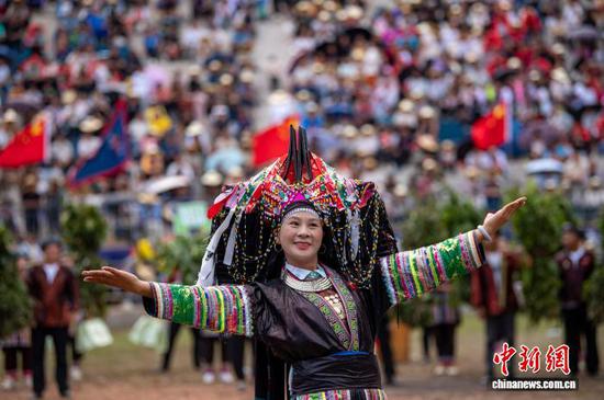 图为瑶族同胞在斗牛塘跳瑶族舞蹈。吴德军 摄