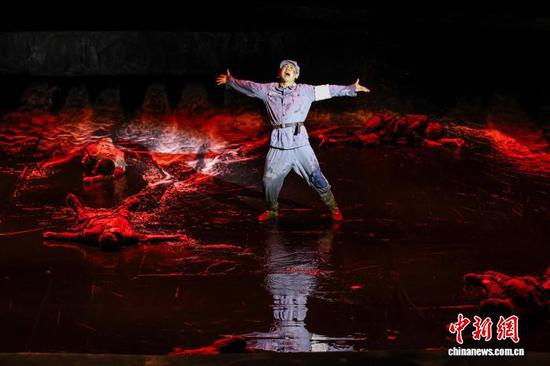10月3日，《伟大转折》剧目演出现场。瞿宏伦 摄