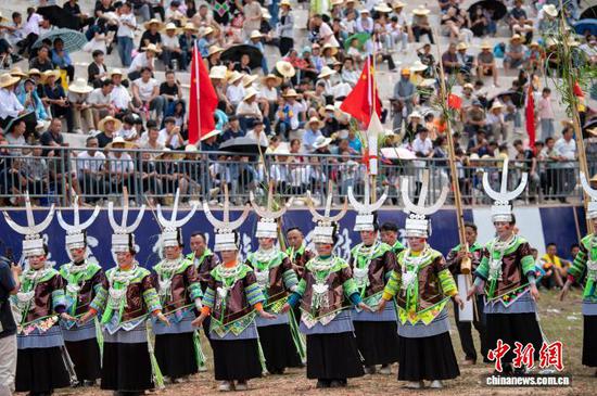 图为苗族同胞在斗牛塘跳苗族芦笙舞。吴德军 摄