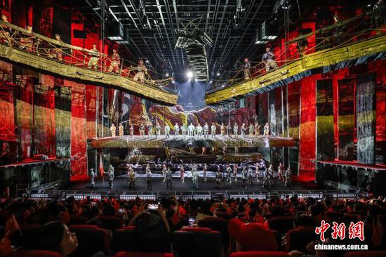 10月3日，观众在观看《伟大转折》剧目。瞿宏伦 摄