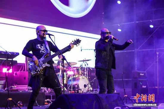 图为天堂乐队在演出。中新社记者 瞿宏伦 摄
