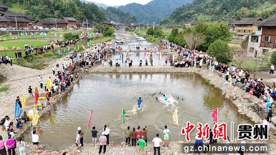 2025年昂英开鱼节水上接力活动全景。姜泽光摄