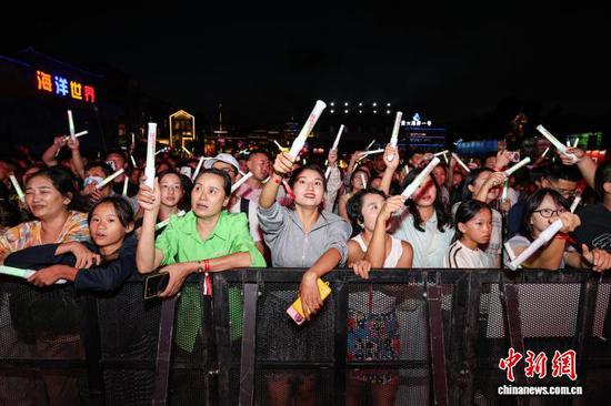 图为乐迷在摇滚电音嘉年华观看演出。中新社记者 瞿宏伦 摄