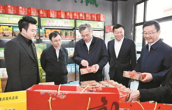 9月30日,自治区党委副书记、兵团党委书记、政委何忠友,自治区副主席、兵团党委副书记、司令员薛斌到十二师调研民生保障和安全生产工作。这是何忠友、薛斌来到九鼎农产品批发交易市场果大大公司,了解月饼市场行情。兵团日报全媒体记者 张鑫 摄 9月30日,自治区党委副书记、兵团党委书记、政委何忠友,自治区副主席、兵团党委副书记、司令员薛斌到十二师调研民生保障和安全生产工作。这是何忠友、薛斌来到九鼎农产品批发交易市场果大大公司,了解月饼市场行情。兵团日报全媒体记者 张鑫 摄