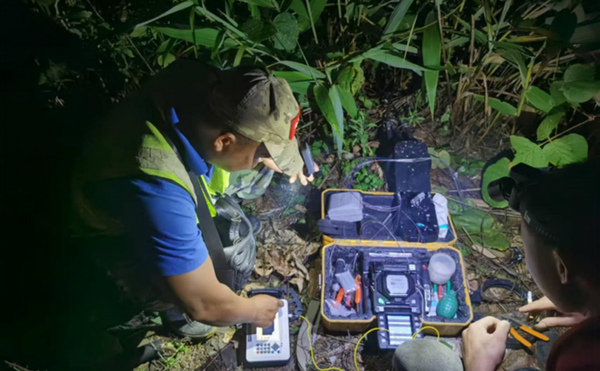 网络专家熔纤接线昼夜不停复通网络。何霖 摄 网络专家熔纤接线昼夜不停复通网络。何霖 摄