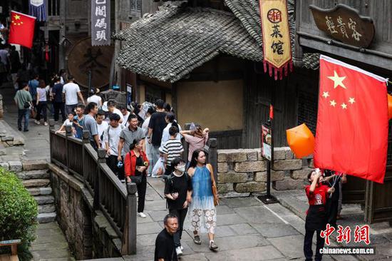 10月4日，游客在乌江寨游览。中新社记者 瞿宏伦 摄