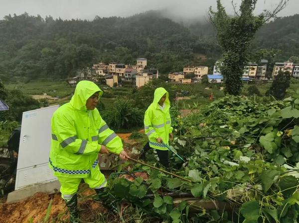 应急保障队修复光缆故障。陆俊霖 摄 应急保障队修复光缆故障。陆俊霖 摄