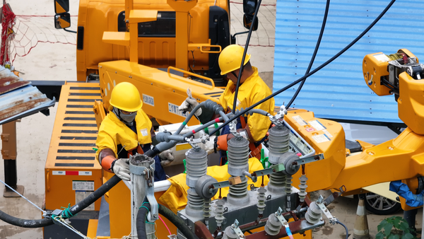 10月3日,龙州供电公司通过带电作业将重新制作的电缆头接入变压器。曾远 摄 10月3日,龙州供电公司通过带电作业将重新制作的电缆头接入变压器。曾远 摄