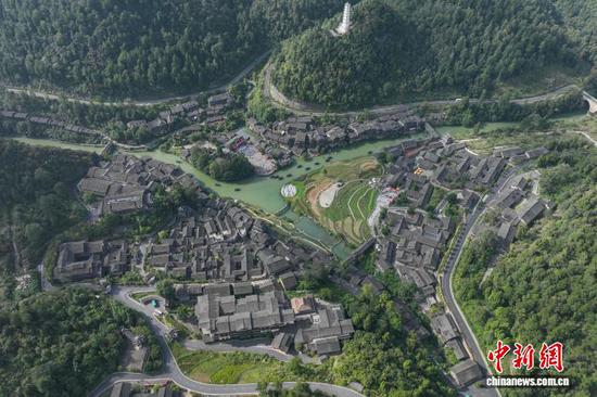 10月4日，航拍乌江寨国际旅游度假区。(无人机照片)中新社记者 瞿宏伦 摄
