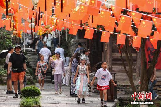 10月4日，游客在乌江寨游览。中新社记者 瞿宏伦 摄