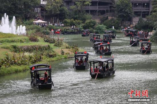 10月4日，游客在乌江寨乘船游览。中新社记者 瞿宏伦 摄