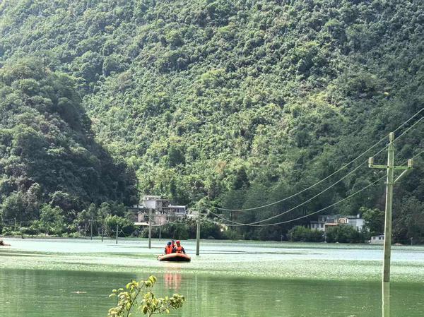 10月3日,工作人员对乐业县甘田镇甲龙村淹水坝屯实施避险停电,防范人员触电。田晋宁 摄 10月3日,工作人员对乐业县甘田镇甲龙村淹水坝屯实施避险停电,防范人员触电。田晋宁 摄
