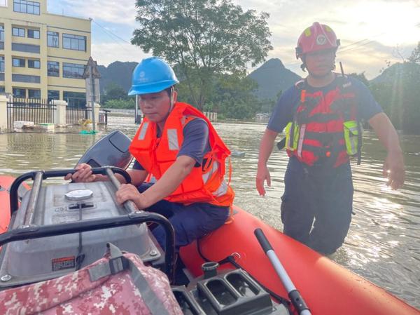 应急保障队送油机至告警点进行发电保障。 陆俊霖 摄 应急保障队送油机至告警点进行发电保障。 陆俊霖 摄