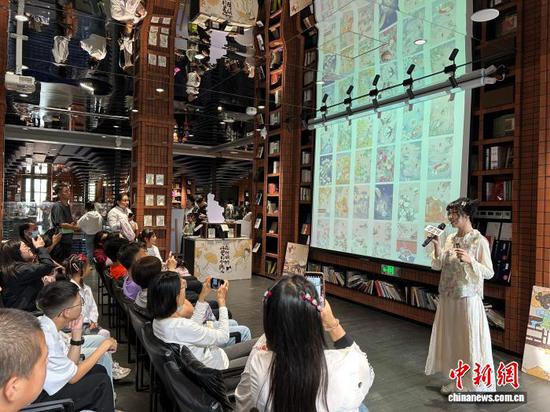 3日下午,青年插画师夕米木子携新作《在时间的怀里打个盹儿》亮相钟书阁天津店,与读者分享创作心得。中国轻工业出版社 供图 3日下午,青年插画师夕米木子携新作《在时间的怀里打个盹儿》亮相钟书阁天津店,与读者分享创作心得。中国轻工业出版社 供图