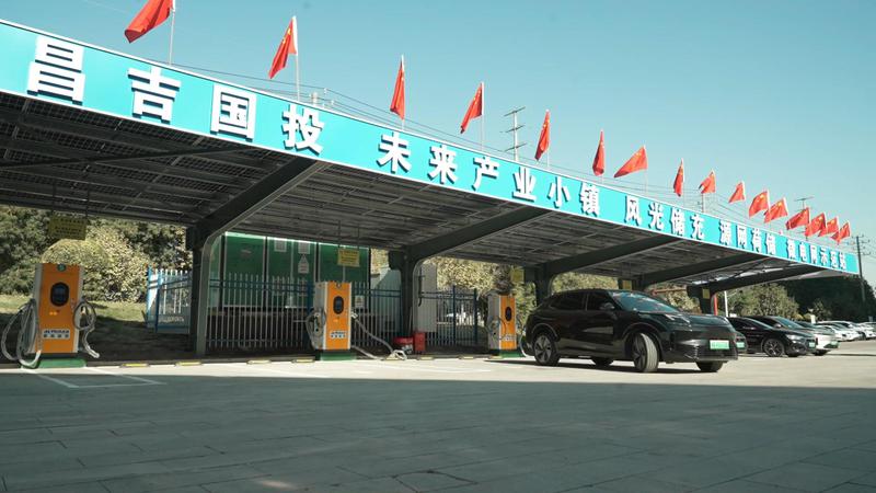 图为投用首日,市民在充电站体验便捷实惠的充电服务。本报记者 常建洋摄 图为投用首日,市民在充电站体验便捷实惠的充电服务。本报记者 常建洋摄