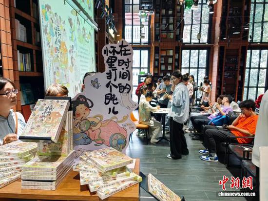 夕米木子为读者签书。记者 孙玲玲 摄 夕米木子为读者签书。记者 孙玲玲 摄