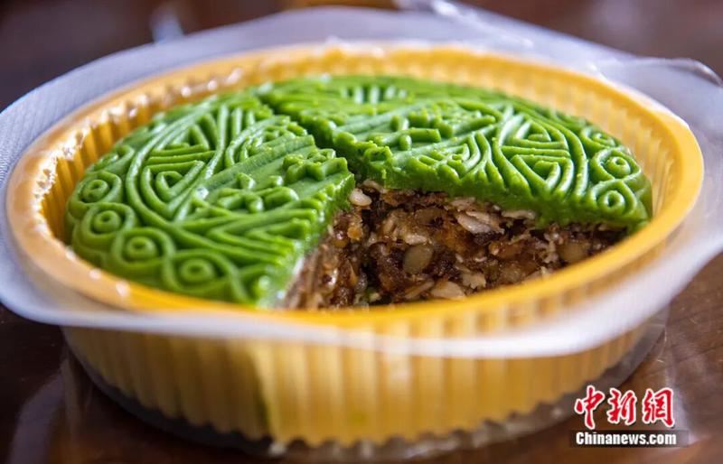 图为加入菠菜做成的冰皮月饼。翟李强 摄 图为加入菠菜做成的冰皮月饼。翟李强 摄