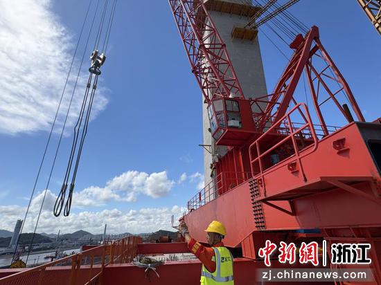 坚守项目一线的赵青勇。浙交建设 供图 坚守项目一线的赵青勇。浙交建设 供图