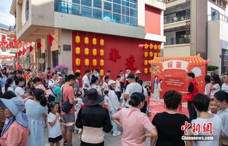 图为民众在非遗街区参与活动体验。翟李强 摄 图为民众在非遗街区参与活动体验。翟李强 摄