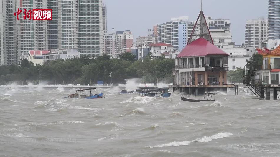 “麦德姆”致广西北海狂风骤雨 巨浪翻涌