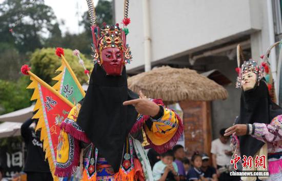 图为安顺市西秀区旧州古镇的《三英战吕布》地戏表演。石小杰 摄