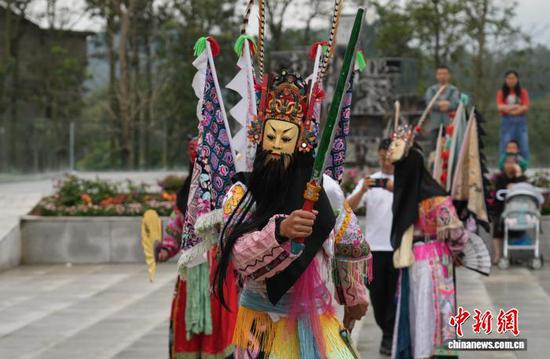 图为安顺市西秀区旧州古镇的《三英战吕布》地戏表演。石小杰 摄