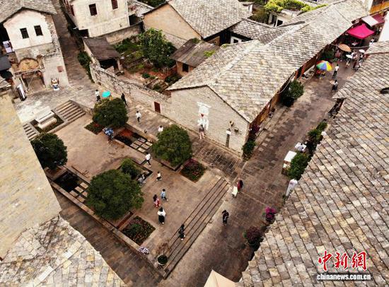 10月6日,航拍贵州省安顺市旧州古镇一隅。石小杰 摄 10月6日,航拍贵州省安顺市旧州古镇一隅。石小杰 摄