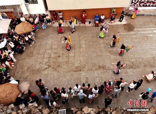 图为安顺市西秀区旧州古镇的《三英战吕布》地戏表演。石小杰 摄