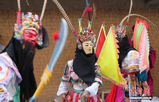 图为安顺市西秀区旧州古镇的《三英战吕布》地戏表演。石小杰 摄