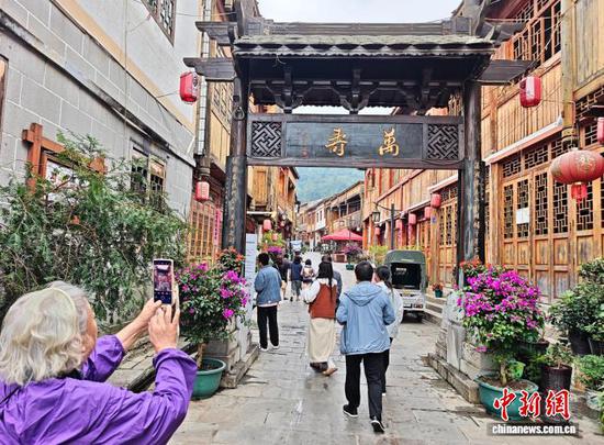 图为游客在安顺市西秀区旧州古镇游玩打卡。石小杰 摄