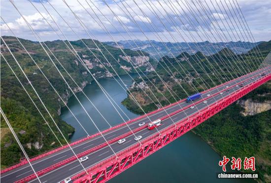 图为10月8日，车辆行驶在贵州省贵（阳）黔（西）高速公路鸭池河大桥上。（无人机照片）