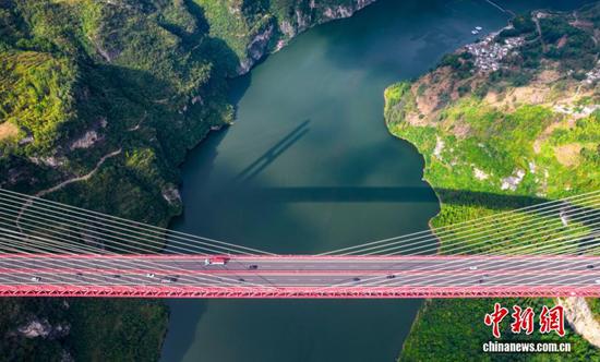 图为10月8日，车辆行驶在贵州省贵（阳）黔（西）高速公路鸭池河大桥上。（无人机照片）